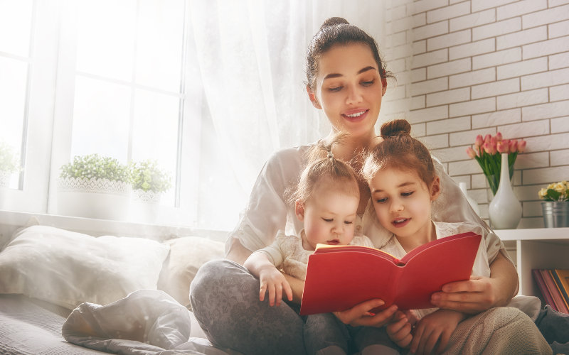 Maminka s dětmi čtení pohádek