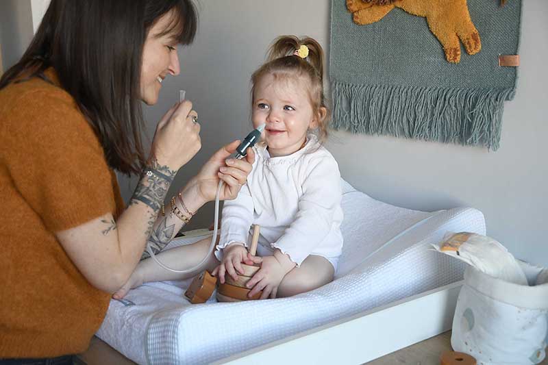 Dieťa a nosná odsávačka