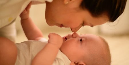 Kötődő nevelés: hogyan mélyítse a babával való kapcsolatát?