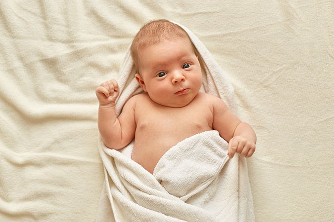 Le bain du nouveau-né : à quelle fréquence, quand et avec quoi baigner bébé ?