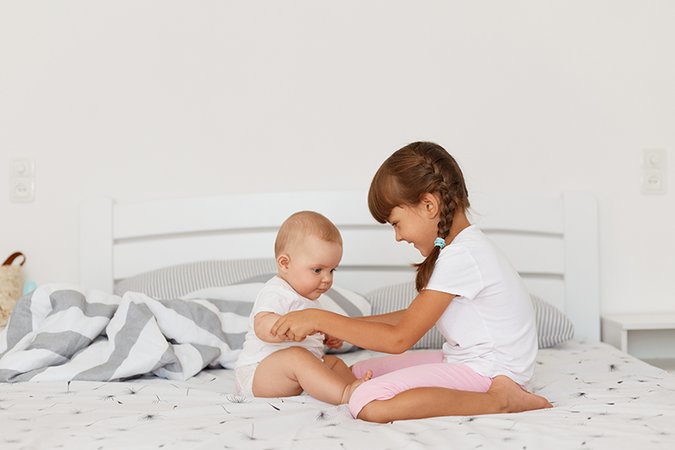 Bébé qui s'assoit : À quel âge les enfants commencent-ils à s'asseoir ?
