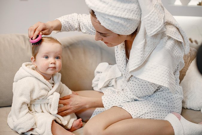 La croûte de lait chez le bébé : à quoi ressemble-t-elle et comment s'en débarrasser ? 