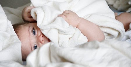 Uspávání miminka: nechat ho vyplakat se nebo ho utišit?