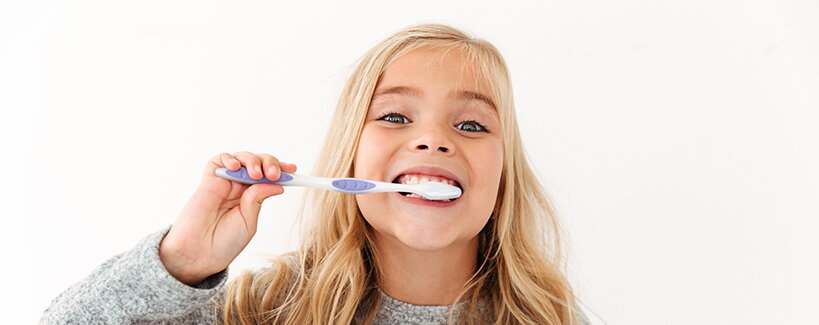 Come pulire i denti da latte e quando iniziare?