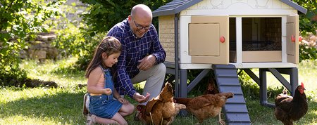 Joaca cu Smoby are o nouă dimensiune: Vă prezentăm un coteț de găini pentru găinile adevărate