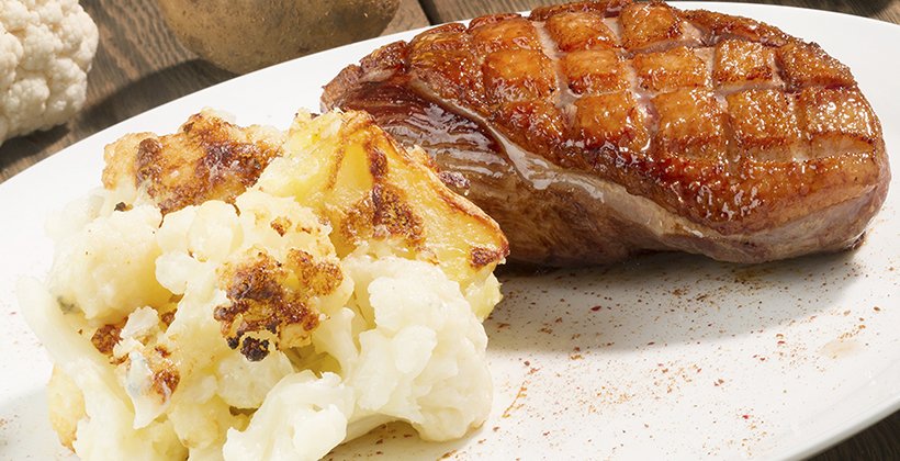 Magret de canard avec purée de chou-fleur et de pommes de terre au fromage