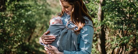 Ghid pentru purtarea bebelușilor: Beneficii, sfaturi și modalități