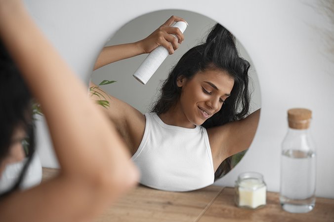 Comment utiliser le shampooing sec : 6 étapes pour de beaux cheveux sans lavage