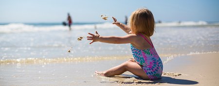 Toplo, vroče, peče: Kako otroke zanesljivo zaščititi pred soncem?