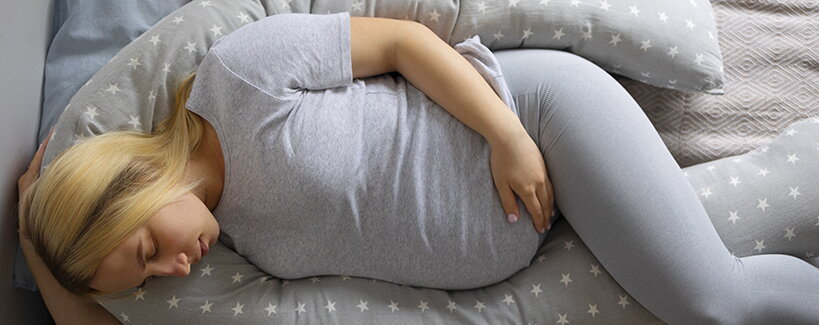 Schlaf in der Schwangerschaft: Bis wann können Sie auf dem Bauch bzw. auf dem Rücken schlafen?