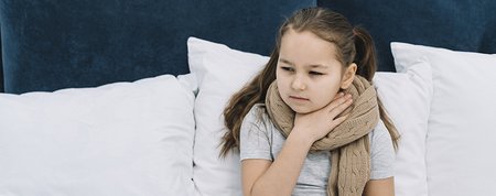 Anya, fáj a torkom: Hogyan kezeljük a gyermekkori torokgyulladást?