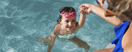 Úszás leckék gyerekeknek: 7 egyszerű úszásoktató tipp